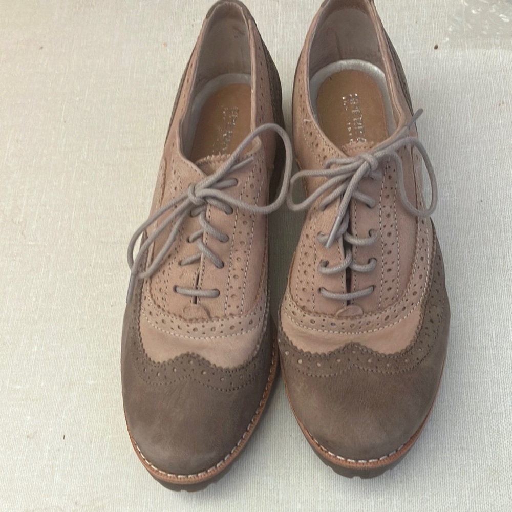 FINAL MARKDOWN Two tone Sperry oxfords 6 1/2